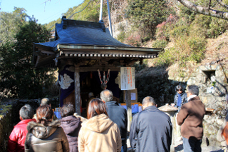 川湯薬師のお堂