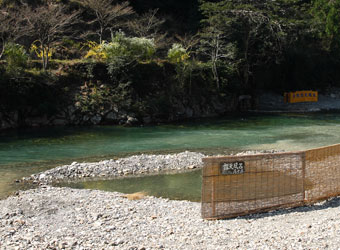 旅館が用意した川原の露天風呂