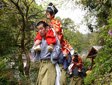 父親に肩車された稚児2